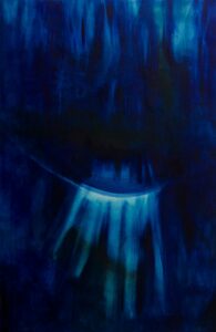 sininen maalaus, jossa kuultaa valonsäteitä kaarevasta ohuesta aukosta