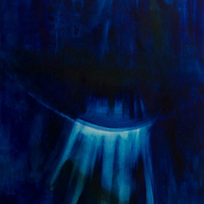 sininen maalaus, jossa kuultaa valonsäteitä kaarevasta ohuesta aukosta